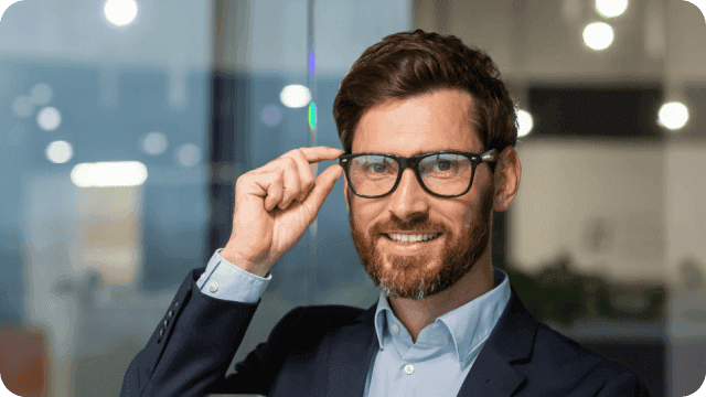 Empresário de traje social e sorridente